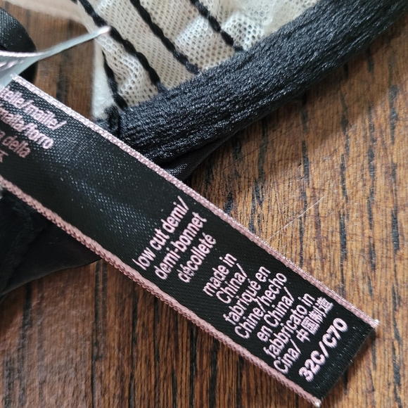 Victoria's Secret White Black Lace Low Cut Demi Bra Size Women's 32C - Picture 8 of 8